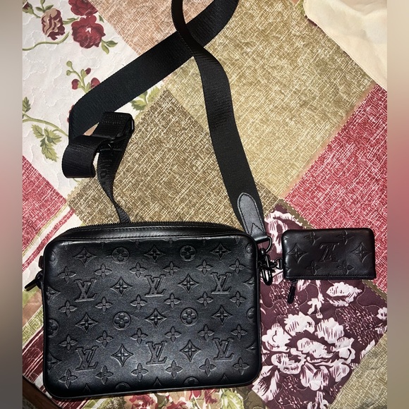Medium sized Louis Vuitton bag in the color black. - Picture 2 of 2